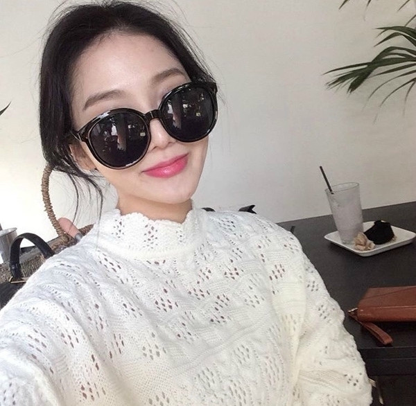 Κομψά γυναικεία γυαλιά ηλίου με στρογγυλά γυαλιά σε τρία χρώματα