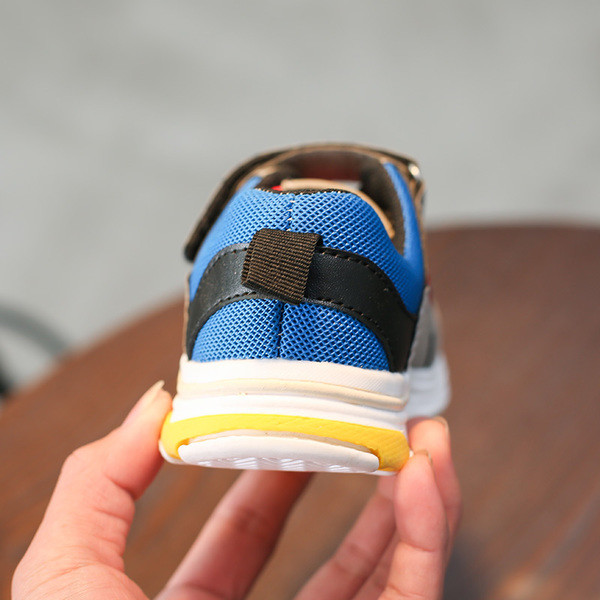 Παιδικά παπούτσια για τα καθημερινά αγόρια σε τρία χρώματα