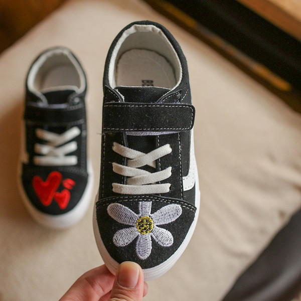 Tenisi copii pentru fete in doua culori cu broderie colorata