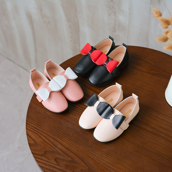 Κομψά παιδικά παπούτσια για τα κορίτσια σε τρία χρώματα με διακοσμητική κορδέλα