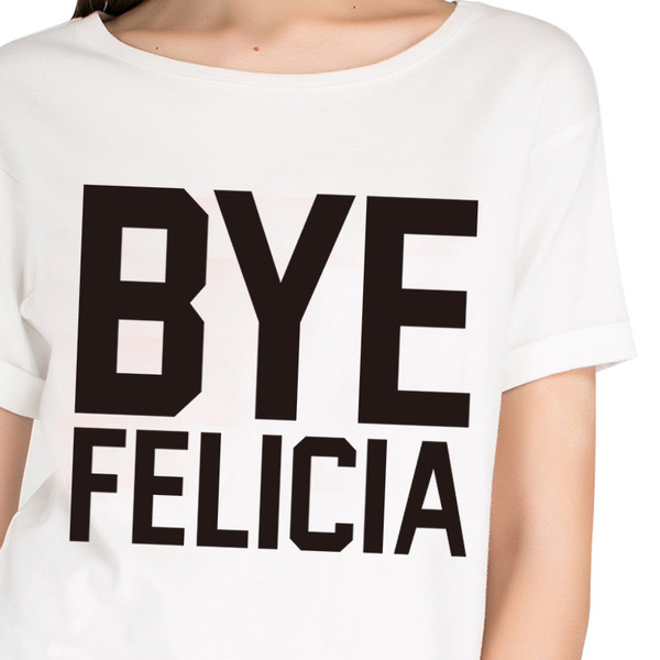 Μπλούζα με κοντό μανίκι, κολάρο σε σχήμα O και ενημερωμένη επιγραφή