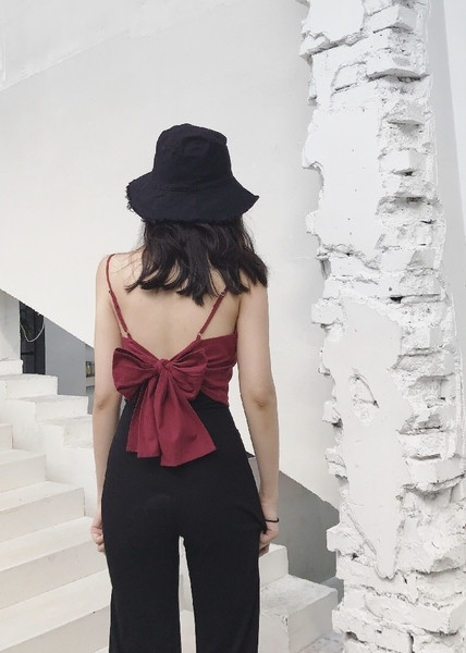 Bustieră scurtă și elegantă, cu o panglică mare pe spate