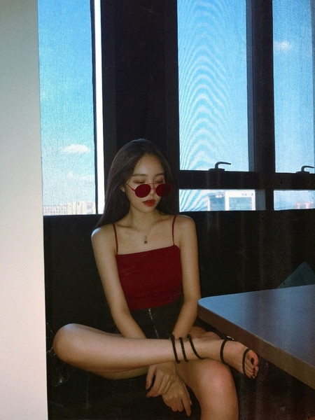 Bustieră scurtă și elegantă, cu o panglică mare pe spate