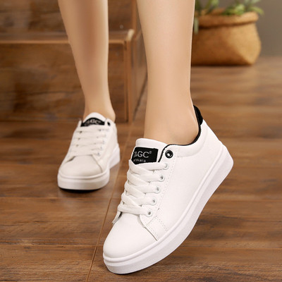 Μοντέρνα πάνινα παπούτσια για κορίτσια σε λευκό με εκτύπωση, επιγραφή και μεταλλικό κρεμαστό