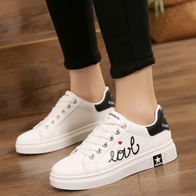 Μοντέρνα πάνινα παπούτσια για κορίτσια σε λευκό με εκτύπωση, επιγραφή και μεταλλικό κρεμαστό