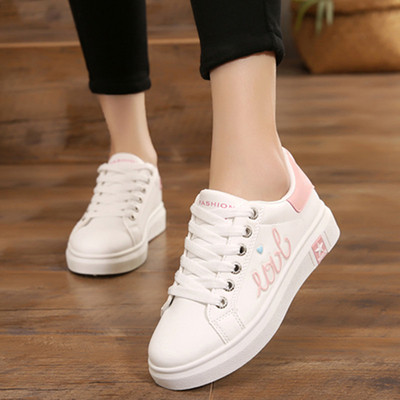 Μοντέρνα πάνινα παπούτσια για κορίτσια σε λευκό με εκτύπωση, επιγραφή και μεταλλικό κρεμαστό