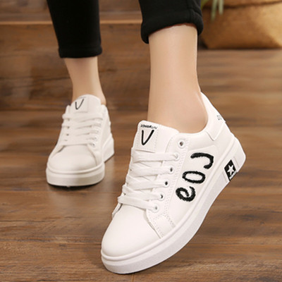 Μοντέρνα πάνινα παπούτσια για κορίτσια σε λευκό με εκτύπωση, επιγραφή και μεταλλικό κρεμαστό