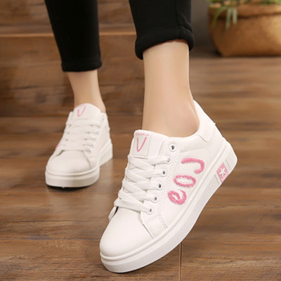 Μοντέρνα πάνινα παπούτσια για κορίτσια σε λευκό με εκτύπωση, επιγραφή και μεταλλικό κρεμαστό