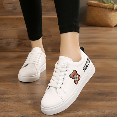 Μοντέρνα πάνινα παπούτσια για κορίτσια σε λευκό με εκτύπωση, επιγραφή και μεταλλικό κρεμαστό