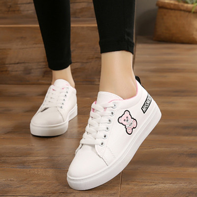 Μοντέρνα πάνινα παπούτσια για κορίτσια σε λευκό με εκτύπωση, επιγραφή και μεταλλικό κρεμαστό
