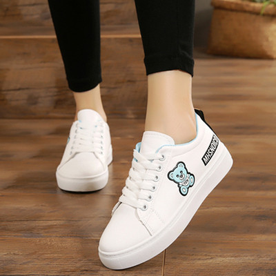 Μοντέρνα πάνινα παπούτσια για κορίτσια σε λευκό με εκτύπωση, επιγραφή και μεταλλικό κρεμαστό