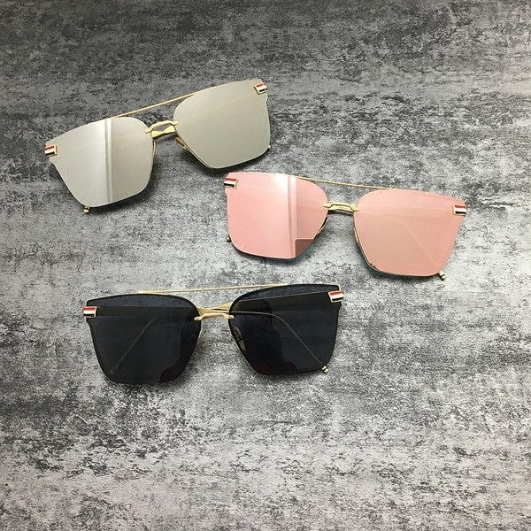 Ochelari de soare de damă actuali cu lentile pătrate și reflexe în oglindă în trei culori