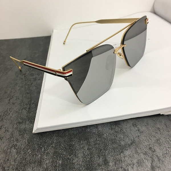 Ochelari de soare de damă actuali cu lentile pătrate și reflexe în oglindă în trei culori