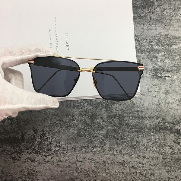 Ochelari de soare de damă actuali cu lentile pătrate și reflexe în oglindă în trei culori