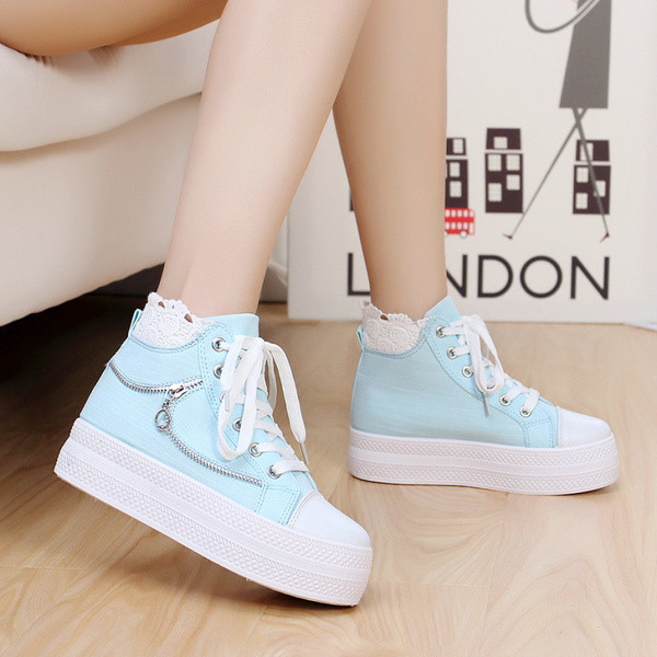 Több színben vastag talpú gyerekcipő lányoknak fém elemekkel, csipkével