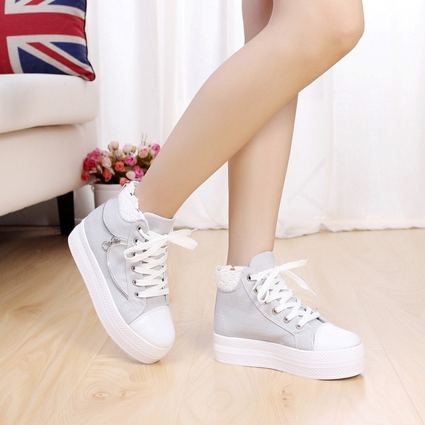 Több színben vastag talpú gyerekcipő lányoknak fém elemekkel, csipkével