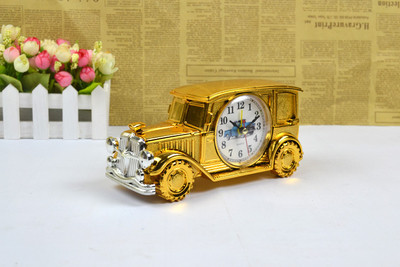 Креативен стаен часовник във формата на ретро автомобил