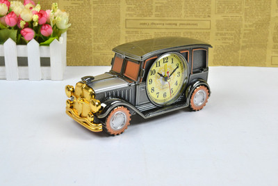 Креативен стаен часовник във формата на ретро автомобил