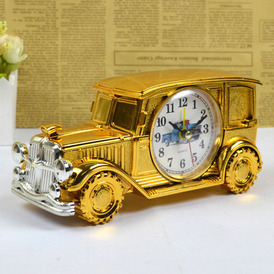 Креативен стаен часовник във формата на ретро автомобил