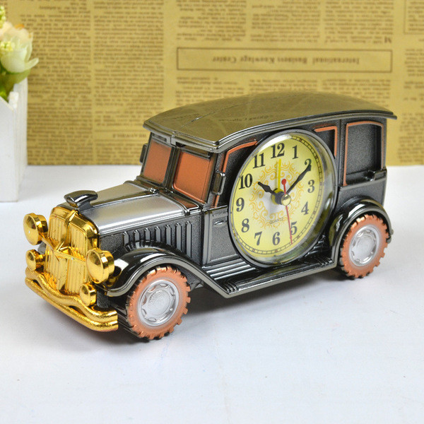 Креативен стаен часовник във формата на ретро автомобил