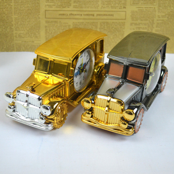 Креативен стаен часовник във формата на ретро автомобил