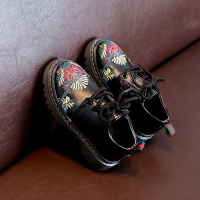 Стилни детски обувки за момичета в черен цвят с цветна бродерия