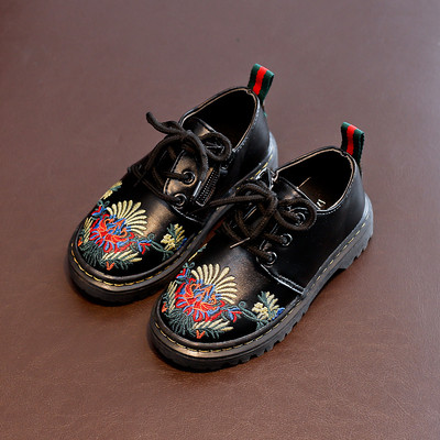 Κομψά παιδικά παπούτσια για κορίτσια σε μαύρο χρώμα με κέντημα χρωμάτων