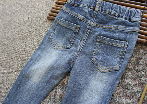 Κομψά παιδικά τζιν για κορίτσια σχισμένα στοιχεία σε σκούρο χρώμα