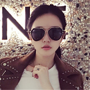 Κομψά γυναικεία γυαλιά ηλίου με λεπτό και πολύχρωμο πλαίσιο σε τρία χρώματα