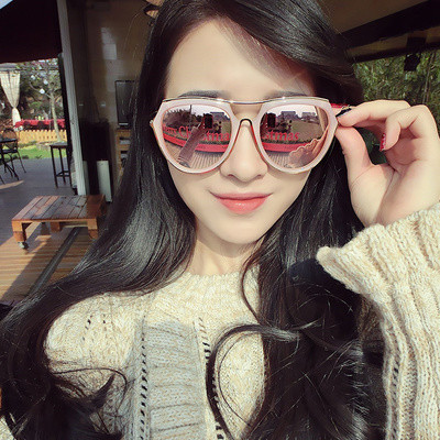 Κομψά γυναικεία γυαλιά ηλίου με λεπτό και πολύχρωμο πλαίσιο σε τρία χρώματα