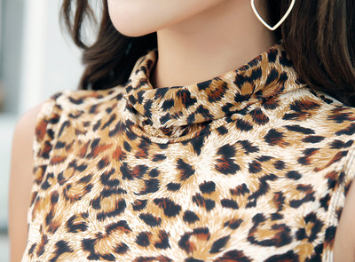 Κομψή αμάνικο λεοπάρδαλης με ένα ιαπωνικό μανίκι και ένα υψηλό κολάρο σε δύο εκδόσεις