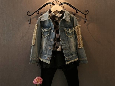 Μοντέρνο denim μπουφάν με ενδύματα κοριτσιών