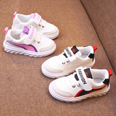 Παιδικά παπούτσια για κορίτσια σε άσπρο χρώμα με λωρίδες και επιγραφή