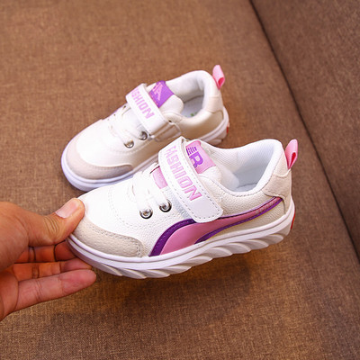 Παιδικά παπούτσια για κορίτσια σε άσπρο χρώμα με λωρίδες και επιγραφή