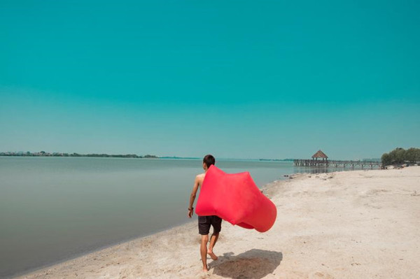 Надуваем пуф в няколко цвята - подходящ за излети, къмпинги и плаж