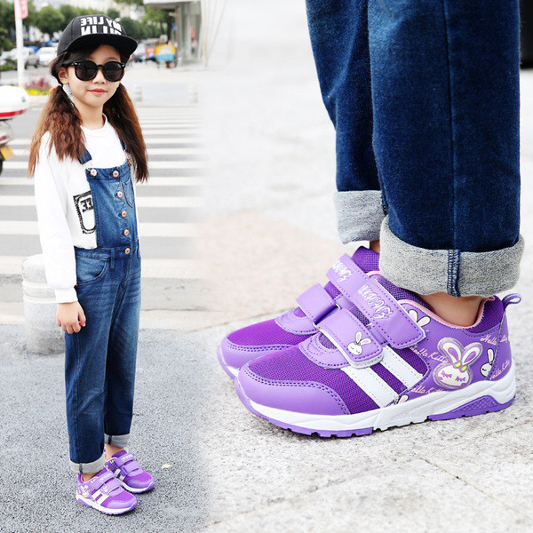 Παιδικά μοντέρνα πάνινα παπούτσια για κορίτσια σε ανοιχτά χρώματα με πολύχρωμη εκτύπωση