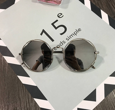 Γυναικεία γυρισμένα γυαλιά ηλίου σε πολλούς χρωματισμούς