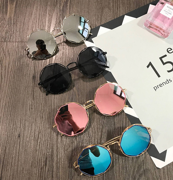 Γυναικεία γυρισμένα γυαλιά ηλίου σε πολλούς χρωματισμούς