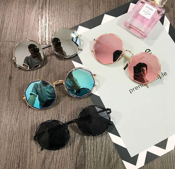 Γυναικεία γυρισμένα γυαλιά ηλίου σε πολλούς χρωματισμούς