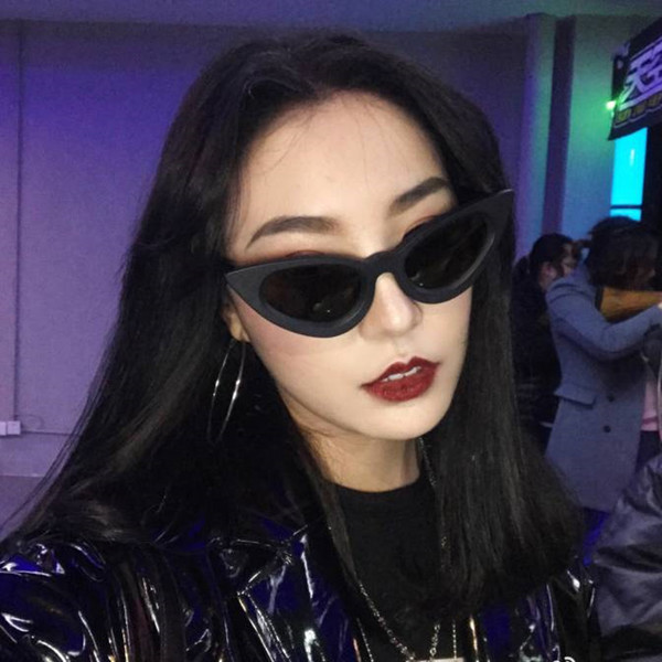 Ochelari non-standard de damă cu o ramă ascuțită în multe culori diferite