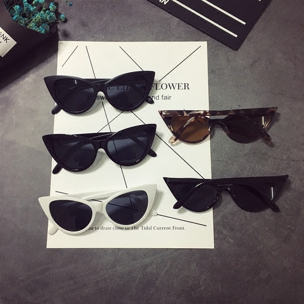 Ochelari non-standard de damă cu o ramă ascuțită în multe culori diferite