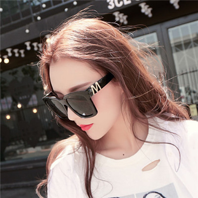 Modern női napszemüveg nagy négyzet alakú lencsével, három színben