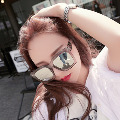 Modern női napszemüveg nagy négyzet alakú lencsével, három színben