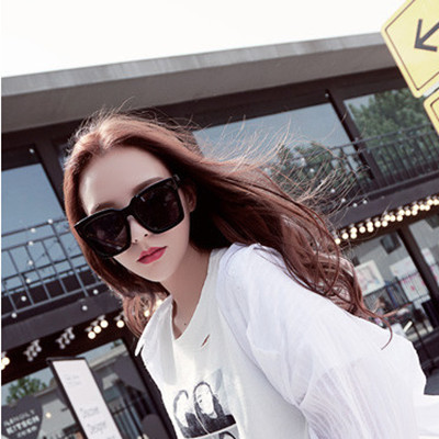 Modern női napszemüveg nagy négyzet alakú lencsével, három színben