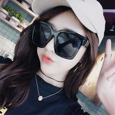 Modern női napszemüveg nagy négyzet alakú lencsével, három színben