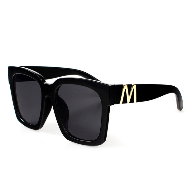 Modern női napszemüveg nagy négyzet alakú lencsével, három színben