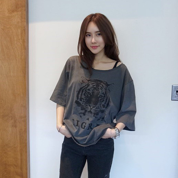 Sötétszürke, kivágott, mintás női póló