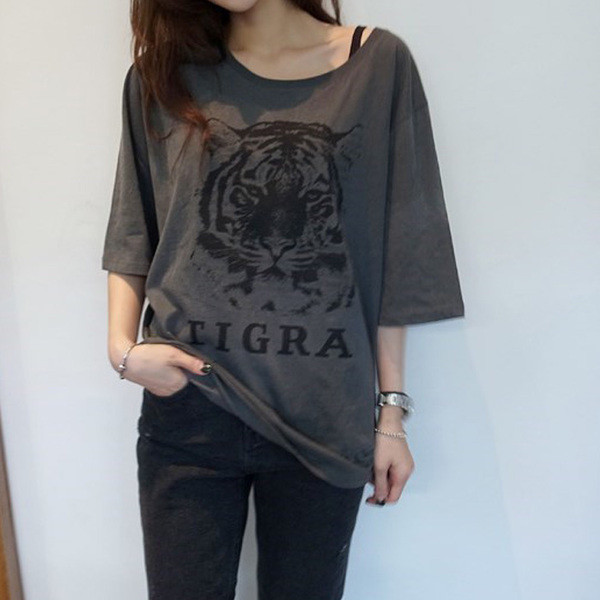 Sötétszürke, kivágott, mintás női póló