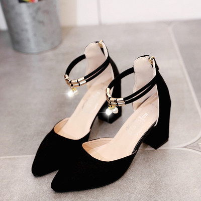 Sandale de damă ascuțite închise cu decor metalic și toc în negru și gri