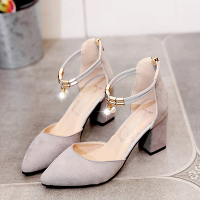 Sandale de damă ascuțite închise cu decor metalic și toc în negru și gri